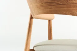 Designerstuhl Unaj mit Arm Eiche