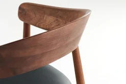 Designerstuhl Unaj mit Arm Nussbaum