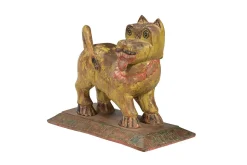 Löwenfigur auf Sockel