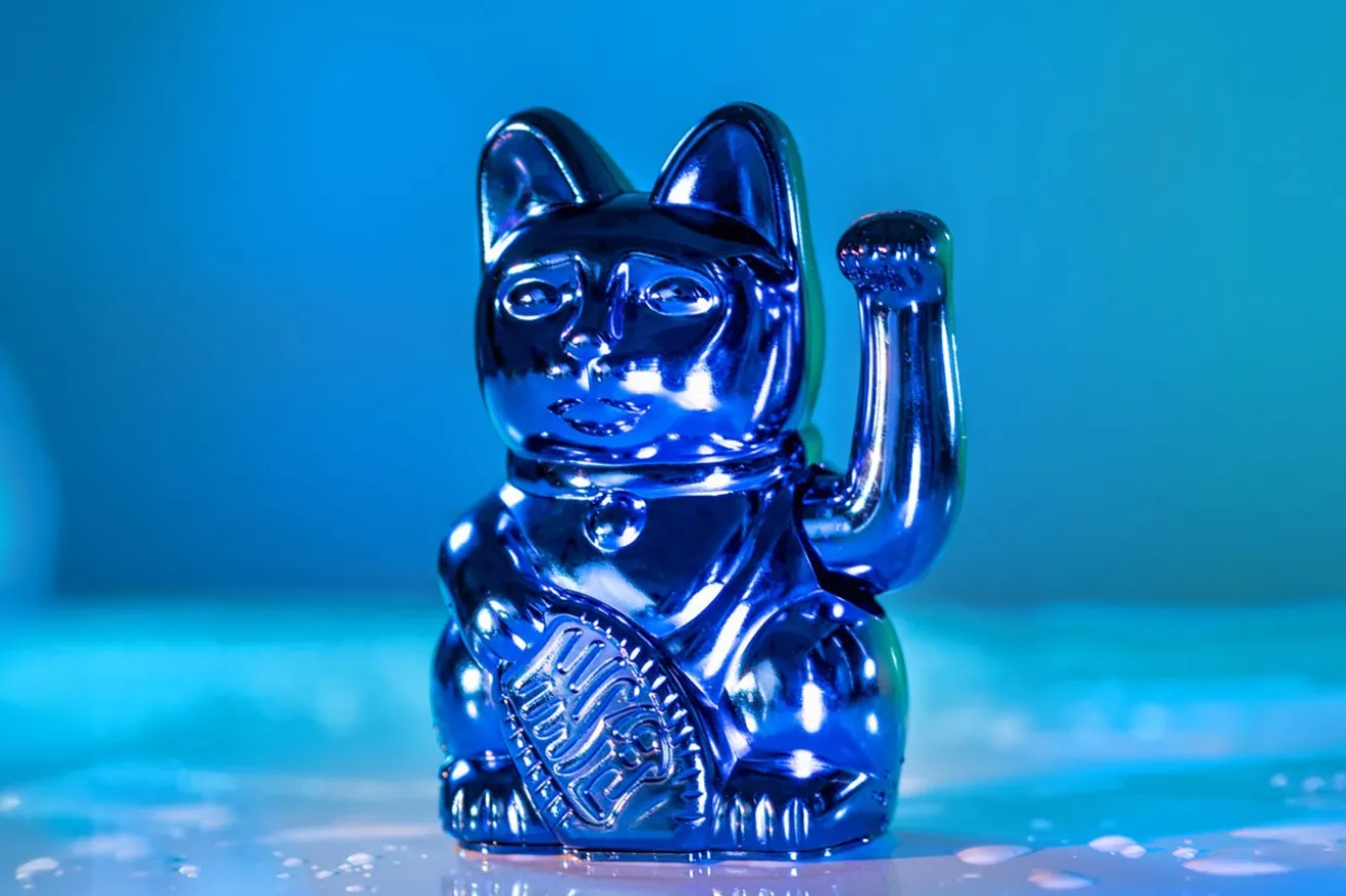 Winkekatze Lucky Cat Cosmic shiny blau