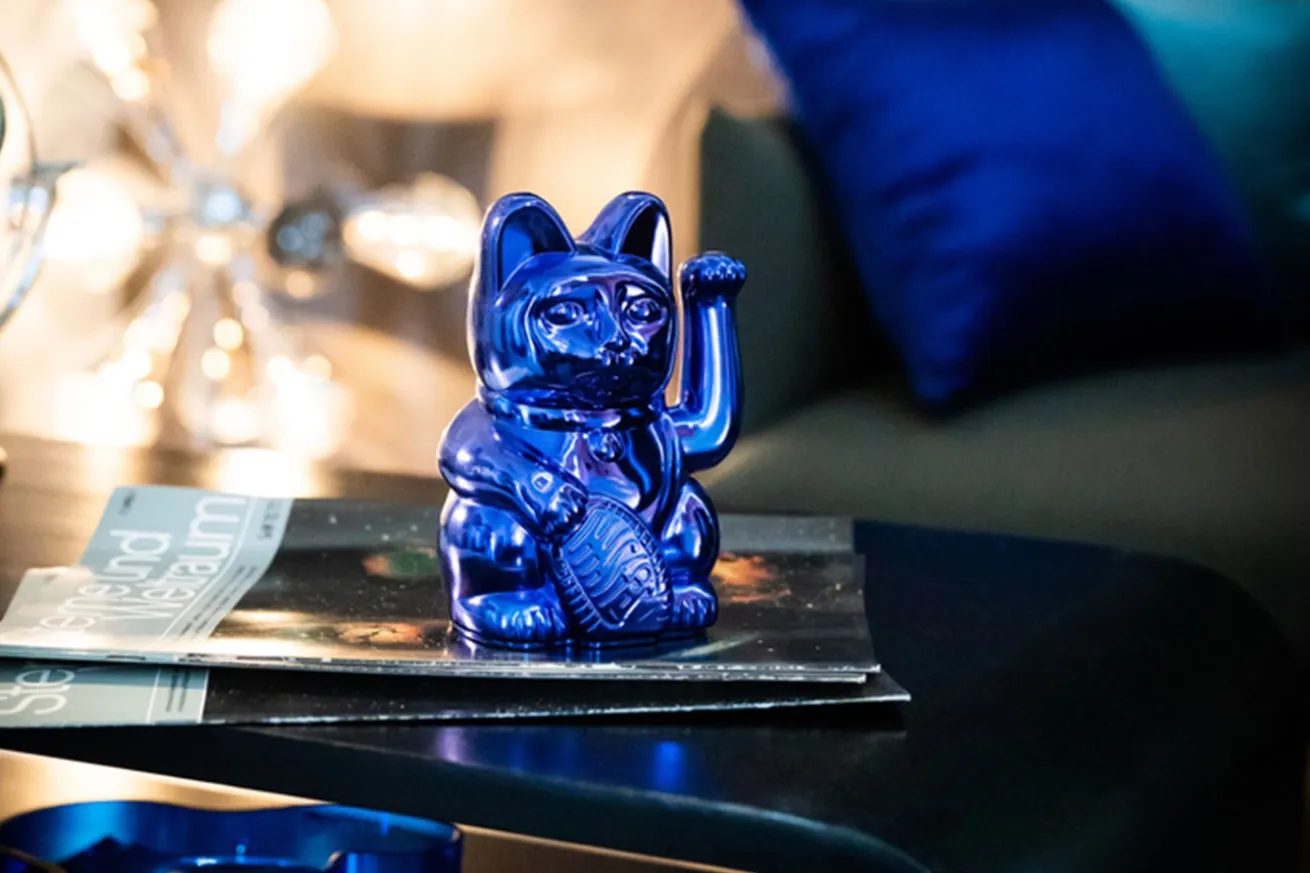 Winkekatze Lucky Cat Cosmic shiny blau